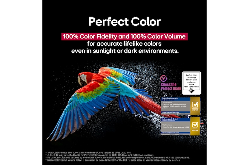 Barevný papoušek v ultra vysokém rozlišení na černém pozadí. Všude kolem se ve vzduchu vznášejí kapky vody. Obrázek je ukázkou technologie Perfect Color, kdy každý odstín na těle papouška je výrazný a zářivý. Tmavé pozadí s detailními vodními kapkami také zdůrazňuje, že obrazovka je bez odlesků. Jsou vidět různá loga certifikací UL a Intertek. Odkazují na 100% věrnost barev, 100% barevný objem a prohlášení o obrazovce bez odlesků. Je také vidět text Podívejte se na značku certifikace Perfect Color.