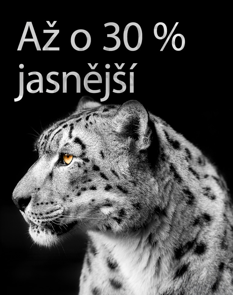 Bílý leopard ukazuje svou boční tvář na levé straně snímku. Nápis „Až o 30 % jasnější“ se zobrazuje vlevo.