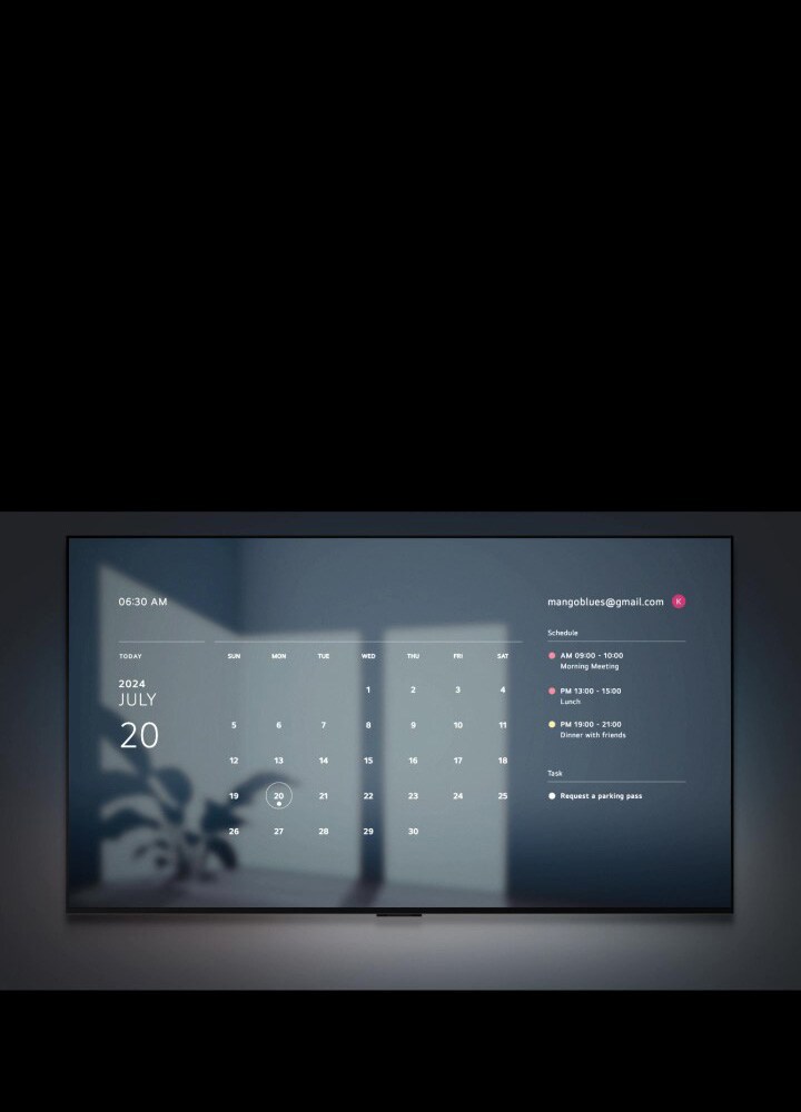 LG TV zobrazující snímek východu slunce s časem, datem, počasím, teplotou a textem „Dobré ráno“. Objeví se a zase zmizí bublina s textem „Ahoj LG“ a poté bublina s textem „Ukaž mi rozvrh na tento týden“. Obrazovka se změní na zobrazení Kalendáře Google a denního rozvrhu.