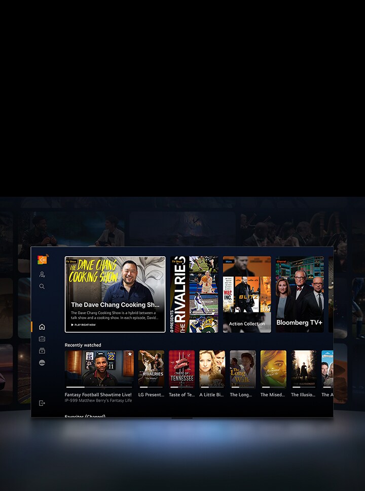 LG TV v popředí zobrazuje výběr miniatur filmů a televizních pořadů. Na obrázku je text „Akční kolekce“, „Bloomberg TV+“ a „Nedávno sledované“. Prostor před televizorem je lehce osvětlený jako od světla televizoru. Za televizorem ve tmě jsou další náhledy filmů a televizních pořadů.