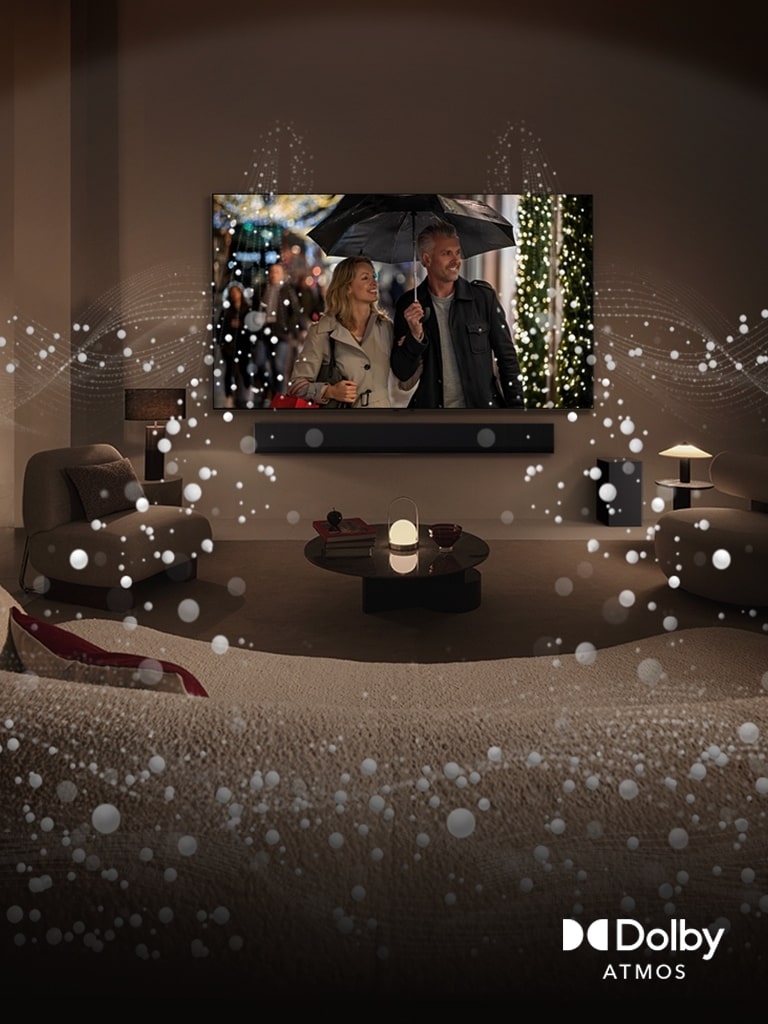 Útulný, tlumeně osvětlený obývací prostor, televizor LG OLED TV zobrazující pár používající deštník a jasná kruhová grafika obklopující místnost. Logo Dolby atoms v levém dolním rohu.