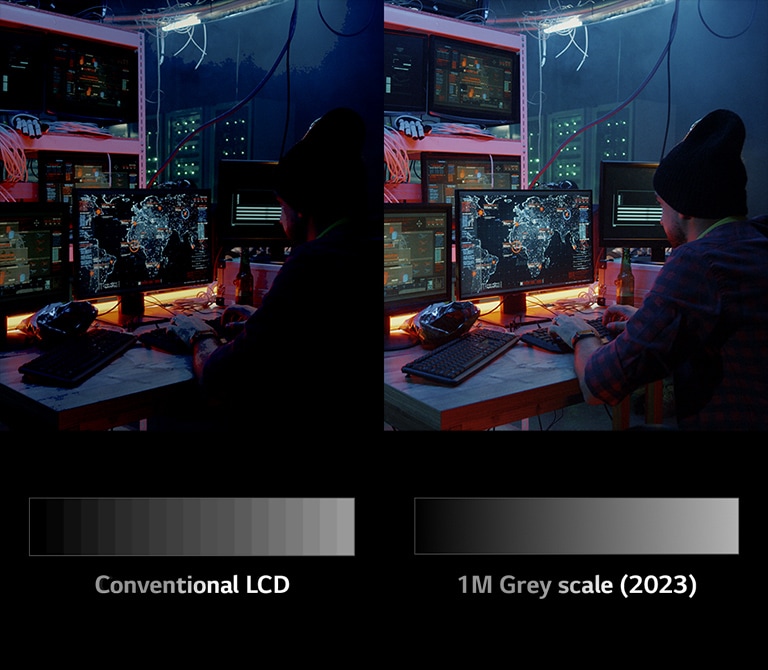 Pohled přes rozdělenou obrazovku na muže, který se dívá na monitor v temné místnosti. Je zde patrný rozdíl v kvalitě mezi obrazem vlevo a vpravo.