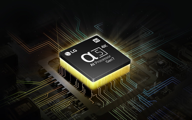 Procesor LG alpha 5 AI 4K Gen7 se žlutým světlem vyzařujícím zespodu a barevnými linkami na desce plošných spojů odbočujícími z procesoru AI.