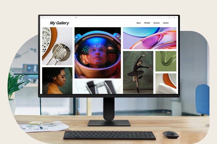 Na moderním pracovním stole je umístěn 23,8″ Full HD IPS monitor, na kterém je zobrazena barevná fotogalerie. Scéna zdůrazňuje tenký design monitoru, živé barvy s přesností sRGB 99 % (Typ.) a ostré Full HD rozlišení. Klávesnice, myš, šálek kávy a sluchátka dotvářejí čistý pracovní prostor.