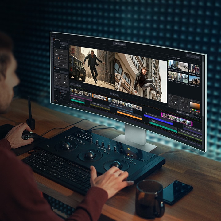 Muž pracuje s programem pro tvorbu videa na monitoru UltraFine.