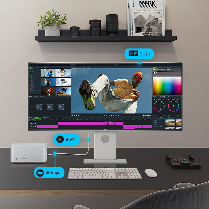 Monitor UltraFine je umístěn s obrazovkou programu vedle menšího monitoru, počítače a úložiště, připojený kabely, které ukazují jeho víceúčelovou konektivitu.