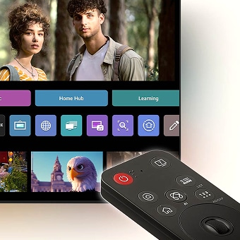 Dvě propojené scény s LG AI Magic Remote před televizí – první ukazuje sci-fi scénu, druhá domovskou obrazovku s personalizovaným obsahem.