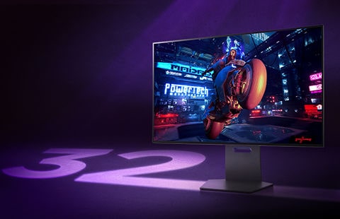 Na obrazovce monitoru Ultra Gear se zobrazuje scéna ze hry a vedle monitoru je napsáno číslo 32.