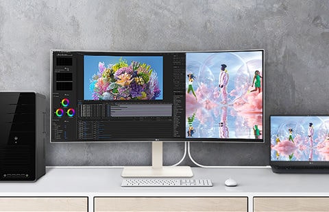 Na stole je umístěn monitor UltraWide s obrazovkou rozdělenou na polovinu. Na levé straně se zobrazuje práce na stolním počítači, zatímco na pravé straně se stejná práce provádí na notebooku.