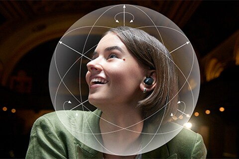 Žena zkouší technologii Dolby Head Tracking