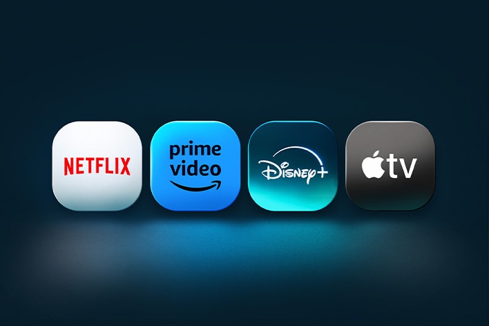 Die Logos von Netflix, Prime Video, Disney+ und der Apple TV-App erscheinen Seite an Seite vor einem blauen Hintergrund. 