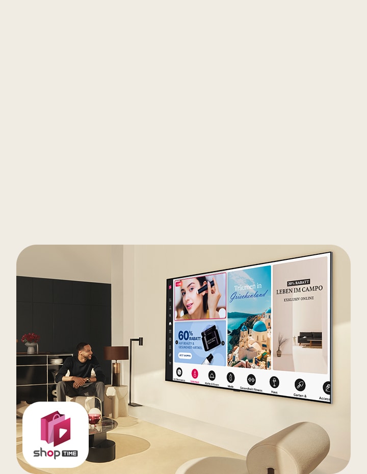 Ein Paar schaut sich die Home-Shopping-Kanäle auf einem großen, an der Wand befestigten LG TV in einem modernen Wohnbereich an. 