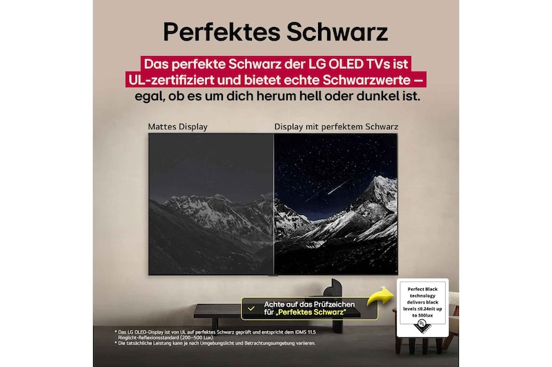 Wohnzimmer mit einem an der Wand montierten LG OLED TV. Auf dem Fernseher ist eine Bergkette vor einem dunklen, sternenübersäten Abendhimmel zu sehen. Diese Szene ist in zwei Hälften geteilt, um zu zeigen, wie Perfektes Schwarz echte Schwarzwerte liefert – egal, ob es um dich herum hell oder dunkel ist. Die eine Seite der Szene zeigt eine trübe, grauere Version des Querformat-Displays mit der Aufs