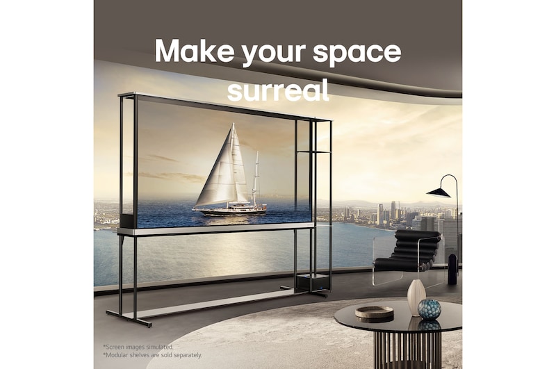 Wohnzimmer einer Dachgeschosswohnung mit einem LG Signature OLED T am raumhohen Panoramafenster. Vor dem Fenster bietet sich ein schöner Blick auf eine Stadtlandschaft an einem Gewässer. Auf dem Fernsehbildschirm ist eine Yacht zu sehen, aber da der Fernseher im transparenten Modus ist, sieht die Yacht aus, als würde sie draußen im echten Wasser schwimmen.