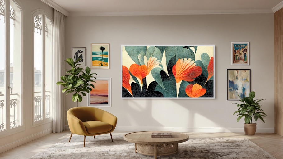 Stilvolles Wohnzimmer in einer Penthouse-Wohnung. Wunderschöne Stadtansicht durch das Fenster. Ein Mann sitzt auf der Couch und sieht auf den an der Wand befestigten Fernseher.