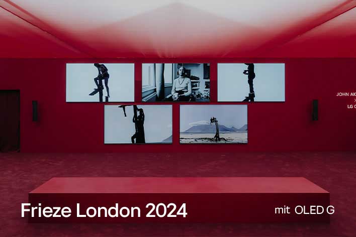 Roter Raum mit mehreren LG OLED G, die Kunstwerke zeigen.