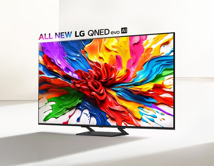 LG QNED TV auf einem Standfuß in einem überwiegend weißen Raum. Ein bunter Farbtupfer auf dem Bildschirm zeigt, wie QNED TVs eine breite Palette lebendiger Farben mit ansprechendem Kontrast darstellen können. Das brandneue Logo LG QNED evo AI befindet sich über dem Gerät.
