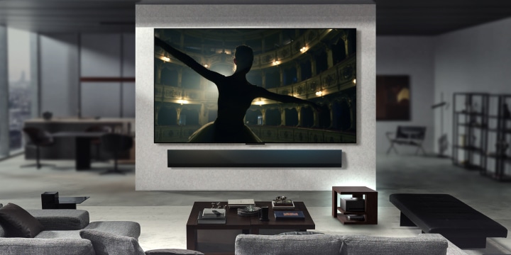 Es werden verschiedene Wohnzimmer gezeigt, die jeweils mit einem an der Wand montierten LG True Wireless TV ausgestattet sind. In jedem dieser Räume wirkt alles ordentlich und aufgeräumt. Die Zero Connect Box steht versteckt unter einem Beistelltisch. Die Inhalte auf den Bildschirmen werden in einer 4K-ähnlichen Auflösung wiedergegeben. Dabei wird die 144 Hz-Video- und Audioübertragung für verschiedene Inhalte wie Filme, Musik und Gaming hervorgehoben.