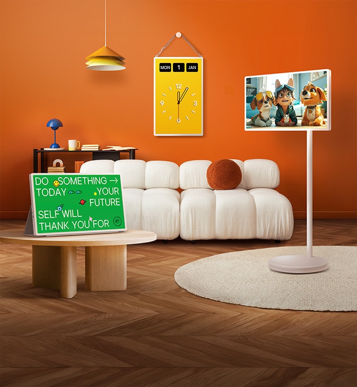 LG StanbyME 2-Bildschirme werden in einem modernen Wohnzimmer gezeigt. Ein StanbyME 2 ist auf einem Standfuß montiert, einer ist an der Wand aufgehängt, der andere steht mit dem Folio Cover auf einem Tisch.