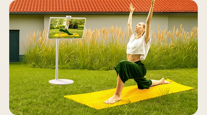 Eine Frau in einer Yoga-Pose, die sich auf der Leinwand von StanbyME 2 widerspiegelt.