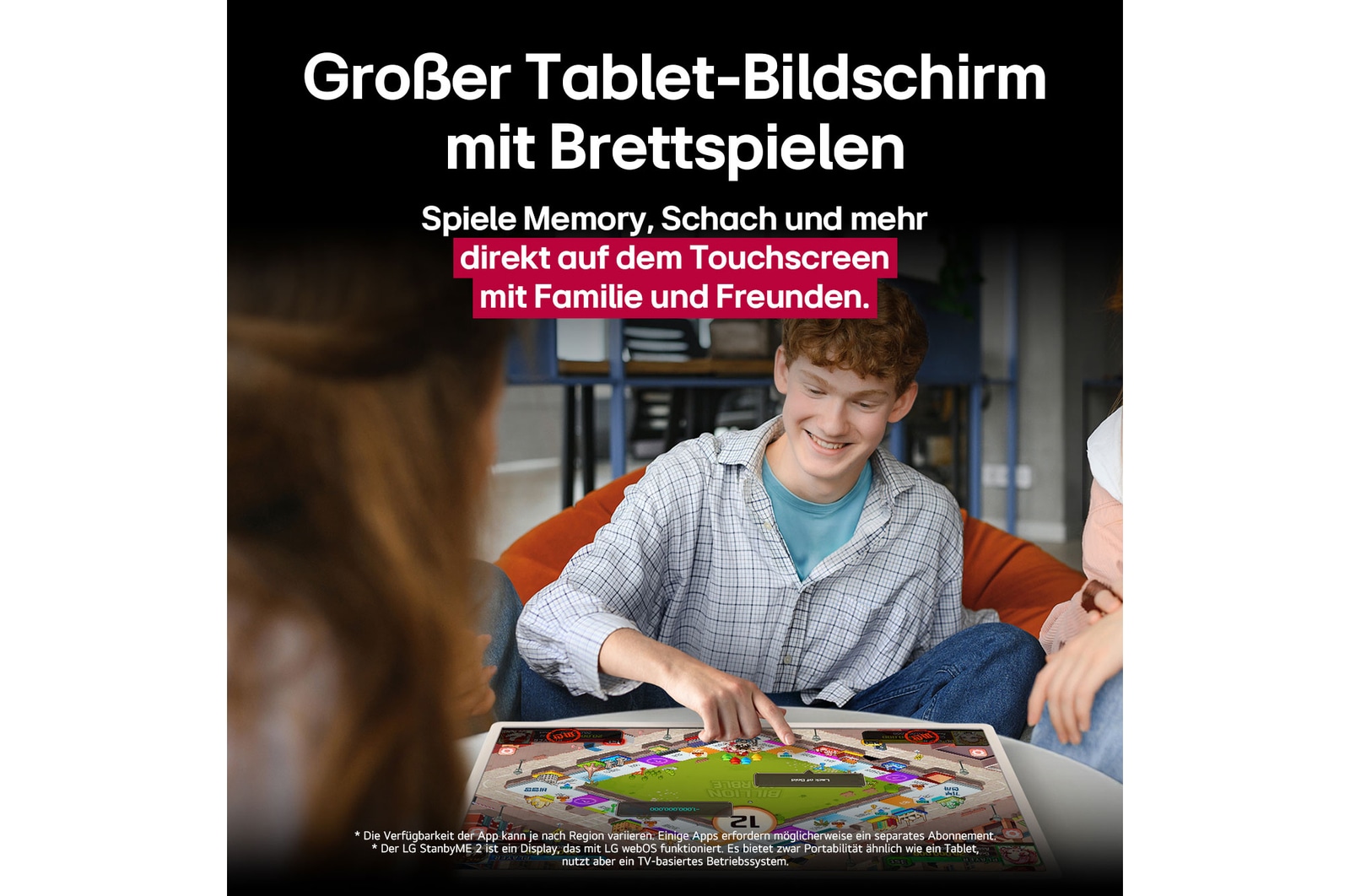 Eine Gruppe von Freunden spielt ein Brettspiel auf dem LG StanbyME 2 auf dem Tisch. Der große Tablet-Bildschirm wird gezeigt. Im Text geht es um das Spielen direkt auf dem Touchscreen.