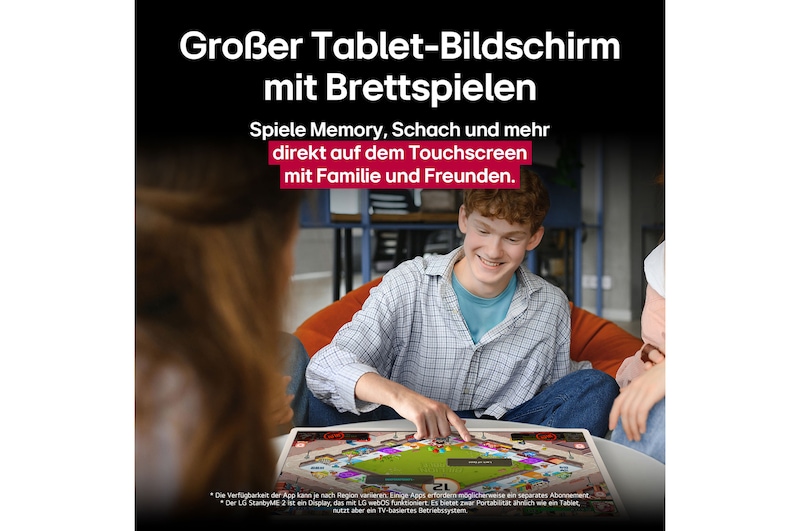 Eine Gruppe von Freunden spielt ein Brettspiel auf dem LG StanbyME 2 auf dem Tisch. Der große Tablet-Bildschirm wird gezeigt. Im Text geht es um das Spielen direkt auf dem Touchscreen.