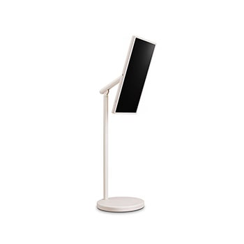 45-Grad-Seitenansicht des LG StanbyME 2 auf dem Standfuß. Der Bildschirm ist gekippt, um seine flexible Ausrichtung zu zeigen.