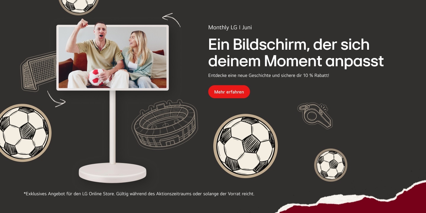 Auf dem Bildschirm des StanbyME 2 ist ein Paar auf dem Sofa zu sehen; der Mann hält einen Plüsch-Fußball und jubelt mit erhobener Faust, während die Frau neben ihm lächelt.