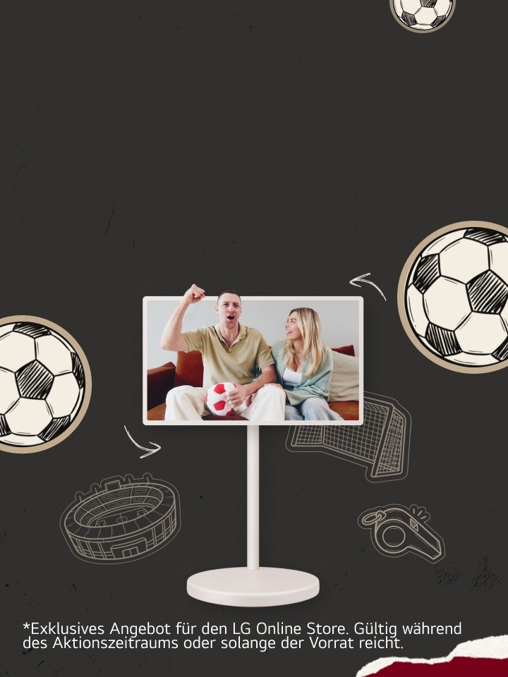Auf dem Bildschirm des StanbyME 2 ist ein Paar auf dem Sofa zu sehen; der Mann hält einen Plüsch-Fußball und jubelt mit erhobener Faust, während die Frau neben ihm lächelt.