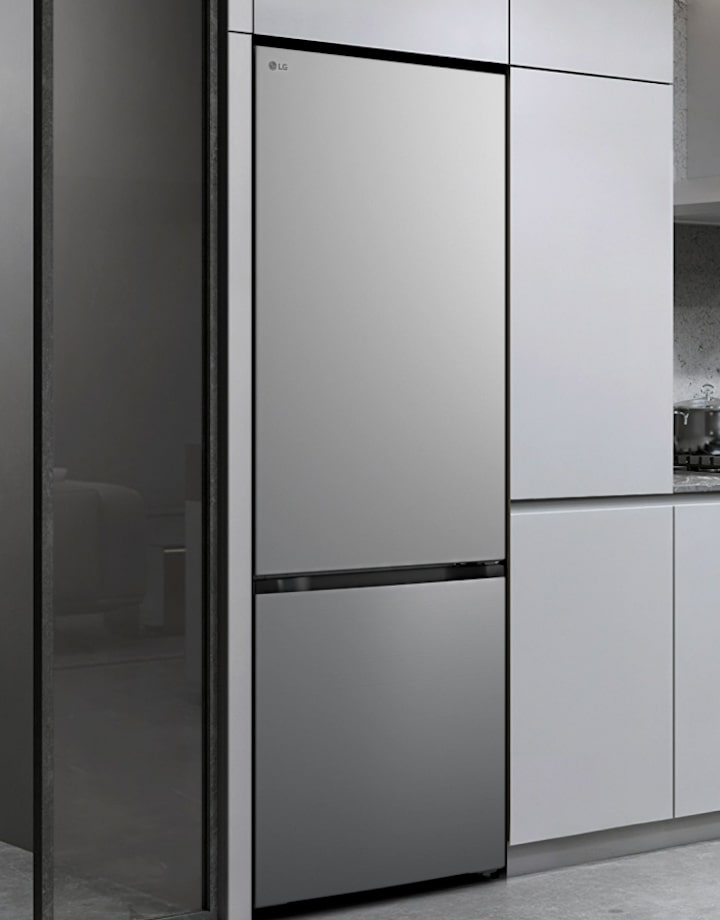 LG Kühl-/Gefrierschrank, matt schwarz (GBBS726CPY) eingebaut in graue Küchenschränke mit Weinspeicher links und Sortiment mit Utensilien rechts