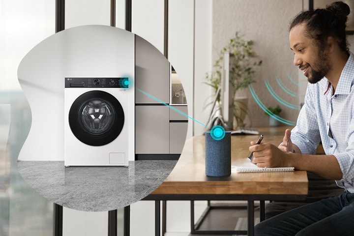 Ein Mann, der die LG-Waschmaschine mit einem Sprachassistenten steuert.