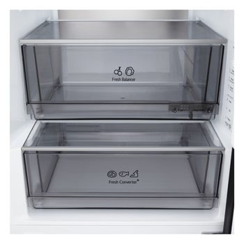 Das Regal des LG Kühl-/Gefrierschranks (GBBS726CPY) ist blau hervorgehoben und zeigt die Pfeile nach oben und unten. Abbildung rechts zeigt das gefaltete Regal mit zwei Wasserflaschen