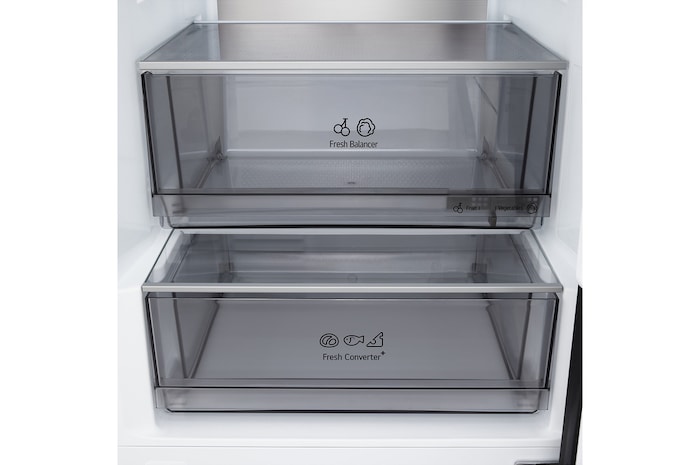 Nahaufnahme des LG Kühl-/Gefrierschrank (GBBS726CPY) Weinregals mit vier Flaschen und einer Schachtel Macarons mit im kreisförmigen Bild vergrößertem Gestelldesign