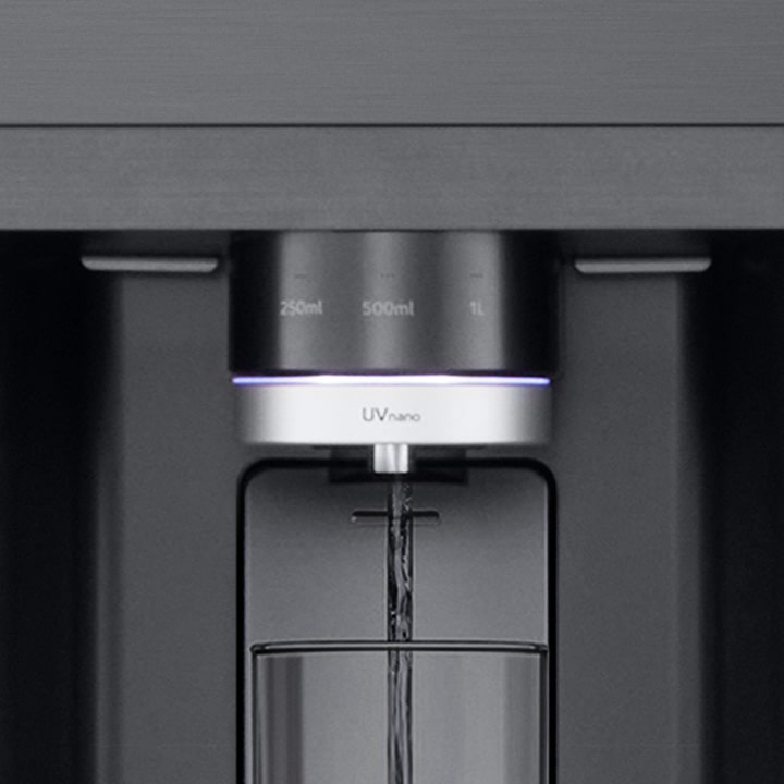 Vorführung, wie die Eigenschaft „UVnano“ anhand von Filtern das Wasser reinigt.