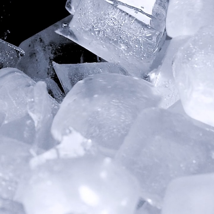 Eigenschaft „Automatischer Eisbereiter“ zum Herstellen und Aufbewahren von Eis an einem mehrtürigen LG Kühlschrank.