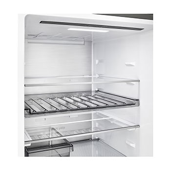 LG Unterer Gefrierschrank (GBBS726CPY) im Wohnbereich mit Blick auf die nächtliche Stadt, KI-Sparmodus-Grafik und schwankender Energietabelle