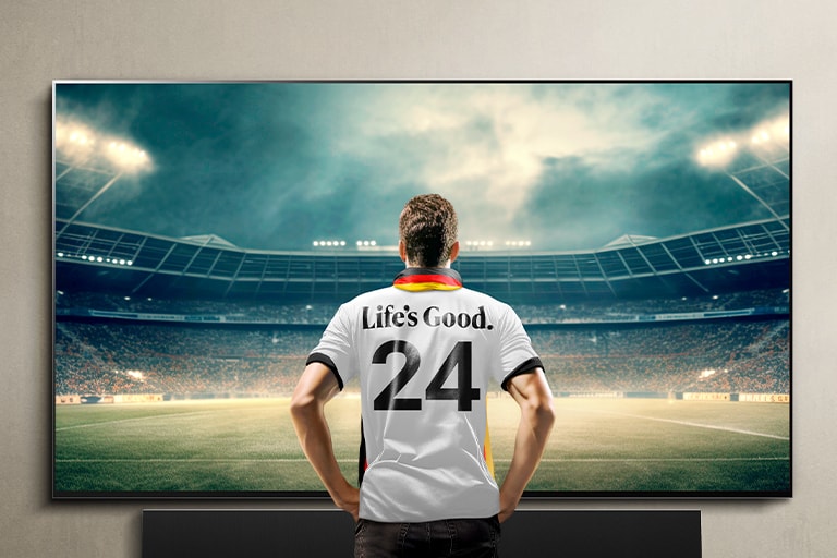 EM Cashback Aktion mit deutschem Fußballspieler vor Fernseher sichtbar