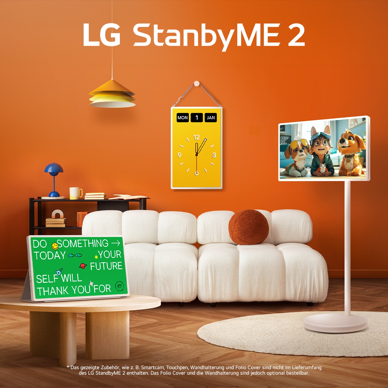 LG StanbyME 2-Bildschirme werden in einem modernen Wohnzimmer gezeigt. Ein StanbyME 2 ist auf einem Standfuß montiert, einer ist an der Wand aufgehängt, der andere steht mit dem Folio Cover auf einem Tisch.