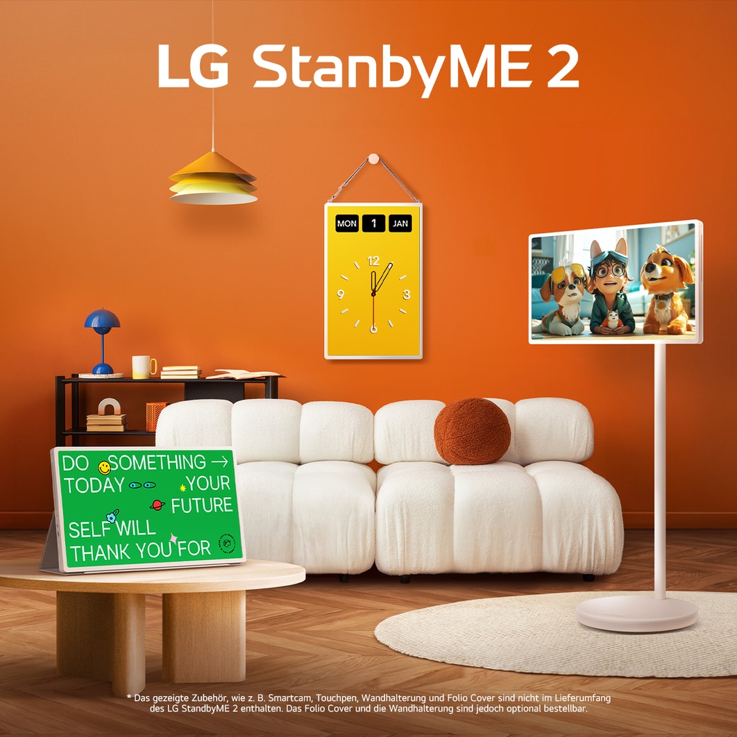 LG StanbyME 2-Bildschirme werden in einem modernen Wohnzimmer gezeigt. Ein StanbyME 2 ist auf einem Standfuß montiert, einer ist an der Wand aufgehängt, der andere steht mit dem Folio Cover auf einem Tisch.