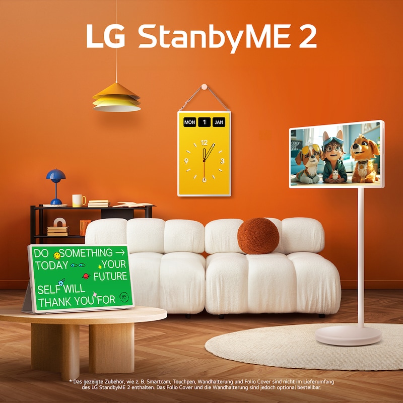 LG StanbyME 2-Bildschirme werden in einem modernen Wohnzimmer gezeigt. Ein StanbyME 2 ist auf einem Standfuß montiert, einer ist an der Wand aufgehängt, der andere steht mit dem Folio Cover auf einem Tisch.