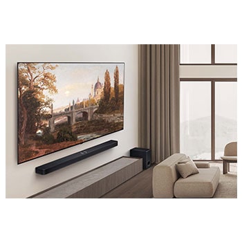 Großansicht eines hochwertigen Wohnzimmers in gedeckten Erdtönen. An der Wand hängt ein LG OLED AI B5 4K Smart TV mit einem Kunstwerk auf dem Bildschirm. Darunter ist eine LG Soundbar montiert. 