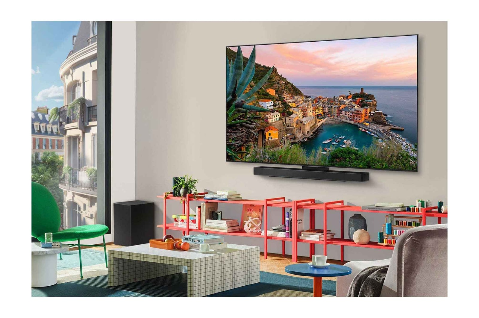 LG AI Magic Remote-Fernbedienung im Vordergrund. Der AI Button ist hervorgehoben. Im Hintergrund ist die LG webOS-Oberfläche zu sehen. Der Mauszeiger zeigt an, dass die Fernbedienung in Gebrauch ist. Der Text erklärt, wie die Funktionen und Bedienelemente der Fernbedienung das Navigieren in webOS erleichtern.