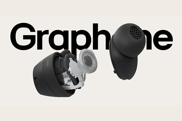 Ein Video, das eine Einheit schwarzer xboom Buds zeigt, die demontiert werden, und die darin platzierte Grapheneinheit hervorhebt.