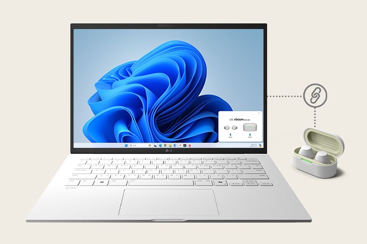 Ein weißer Laptop, LG gram ist in der Mitte eingeschaltet und zeigt den verbundenen Bildschirm der xboom Buds-App unten rechts. Neben dem Laptop befindet sich ein weißes xboom Buds Lite-Lade-Etui mit einem Paar Kopfhörern, zwischen dem ein „verbunden“ Zeichen steht.