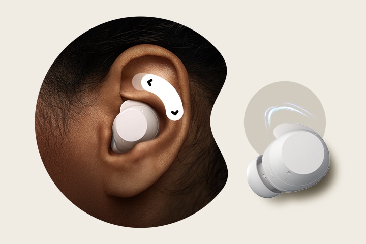 Das linke Ohr einer Person mit einem Paar weißer xboom Buds Lite. Über dem Kopfhörer gibt es einen Zwei-Wege-Pfeil.