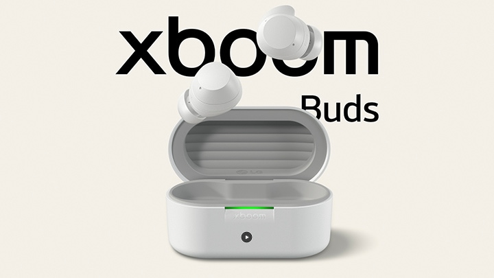 Die Ladehülle der xboom Buds ist vollständig geöffnet, und zwei Ohrhörer schweben darüber.