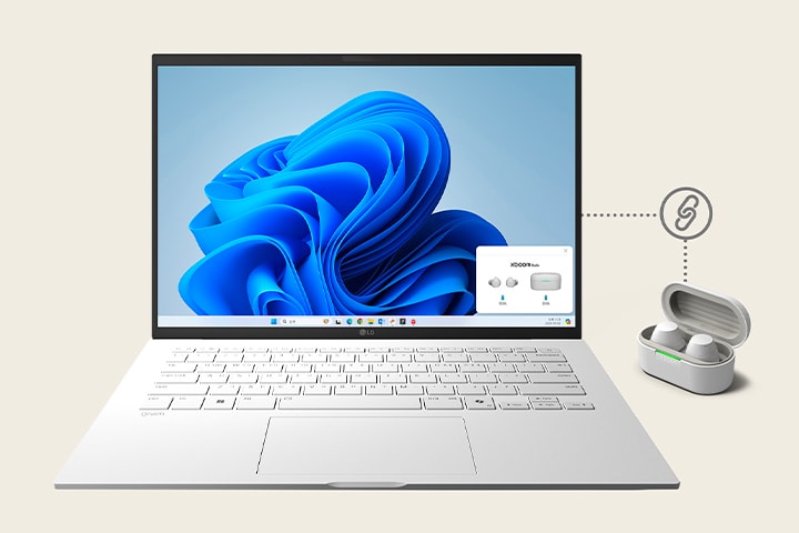 Ein weißer Laptop, ein LG-Gramm, ist in der Mitte eingeschaltet und zeigt unten rechts den Verbindungsbildschirm der xboom Buds-App an. Neben dem Laptop ist ein weißer xboom Buds Creadle mit einem Paar Ohrhörer platziert, zwischen denen ein „Verbunden“-Zeichen eingezeichnet ist.