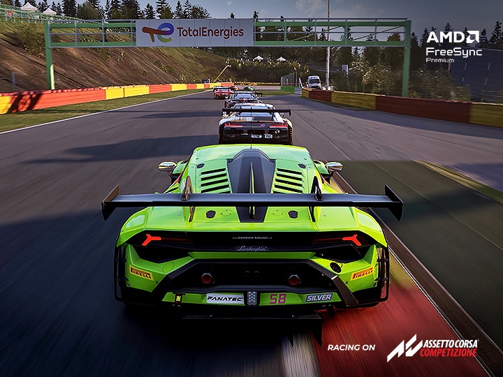Eine Szene aus einem Hochgeschwindigkeits-Rennspiel zeigt einen grünen Supersportwagen, der seine Konkurrenten auf einer Rennstrecke verfolgt. Illustriert wird das flüssige, ruckelfreie Gameplay mit NVIDIA G-SYNC und AMD FreeSync Premium.