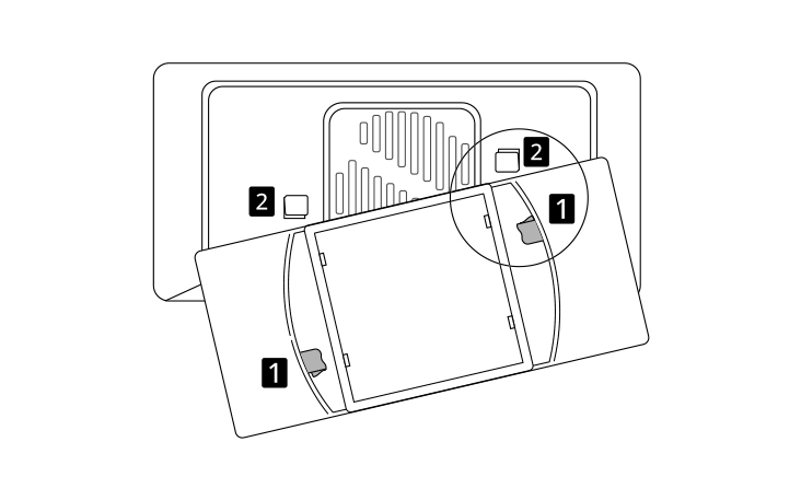 Richte die Laschen der Filterabdeckung nach den Haken an der Kühlschrankwand aus