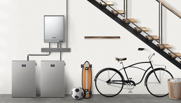 3 Energy Solar System Produkte, installiert unter einer Treppe, neben einem Fahrrad und einigen Sportgeräten.